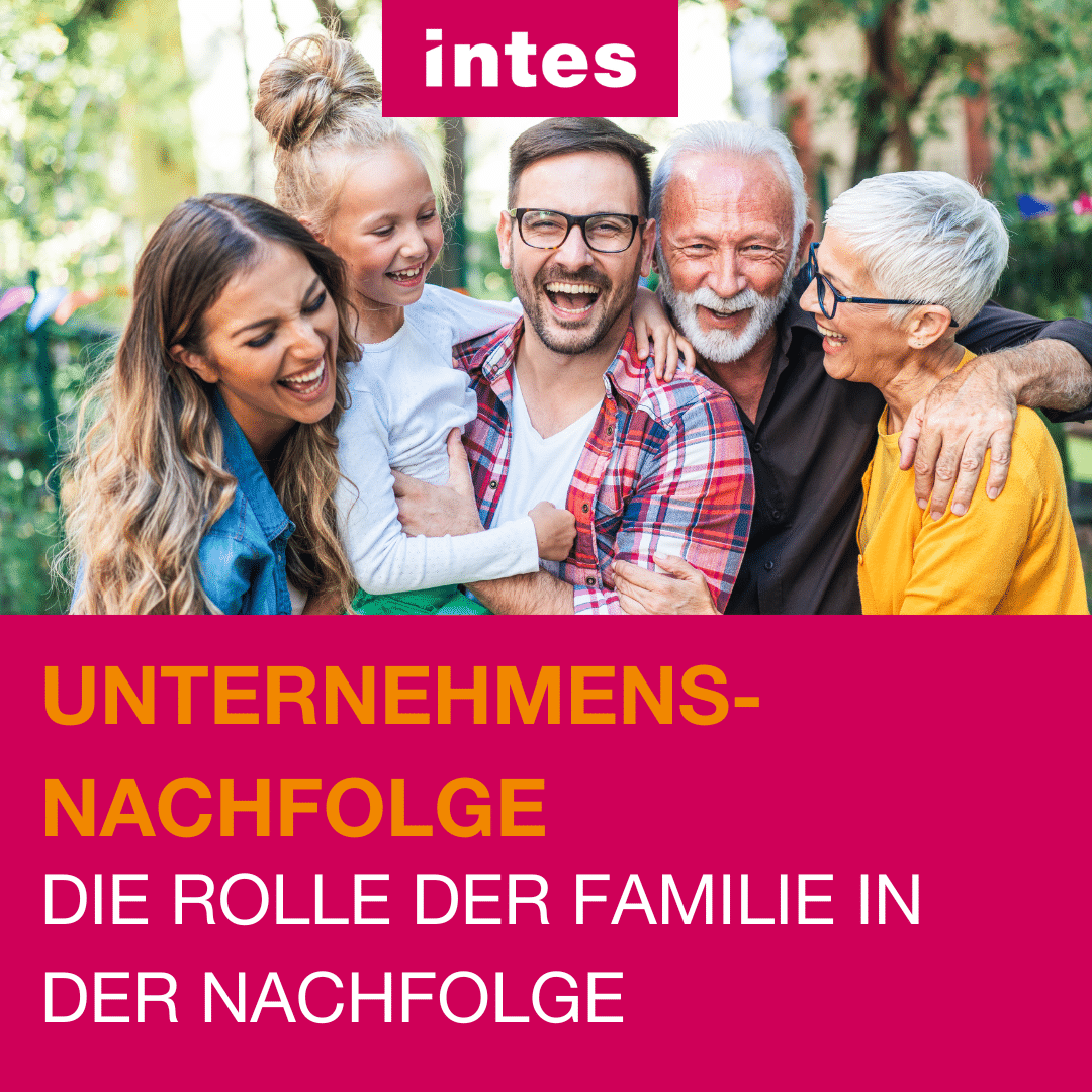 Familienmitglieder unterschiedlicher Generationen in freudiger Umarmung