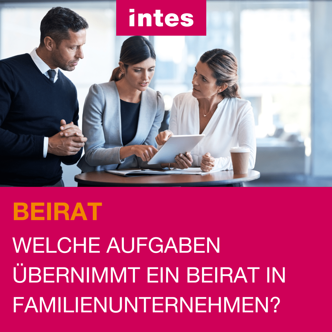 Kollegen unterhalten sich über verschiedene Aufgaben.