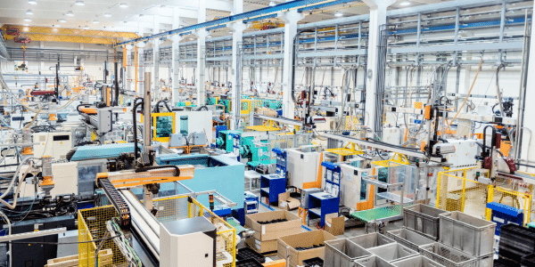 Eine Produktionshalle mit Maschinen.