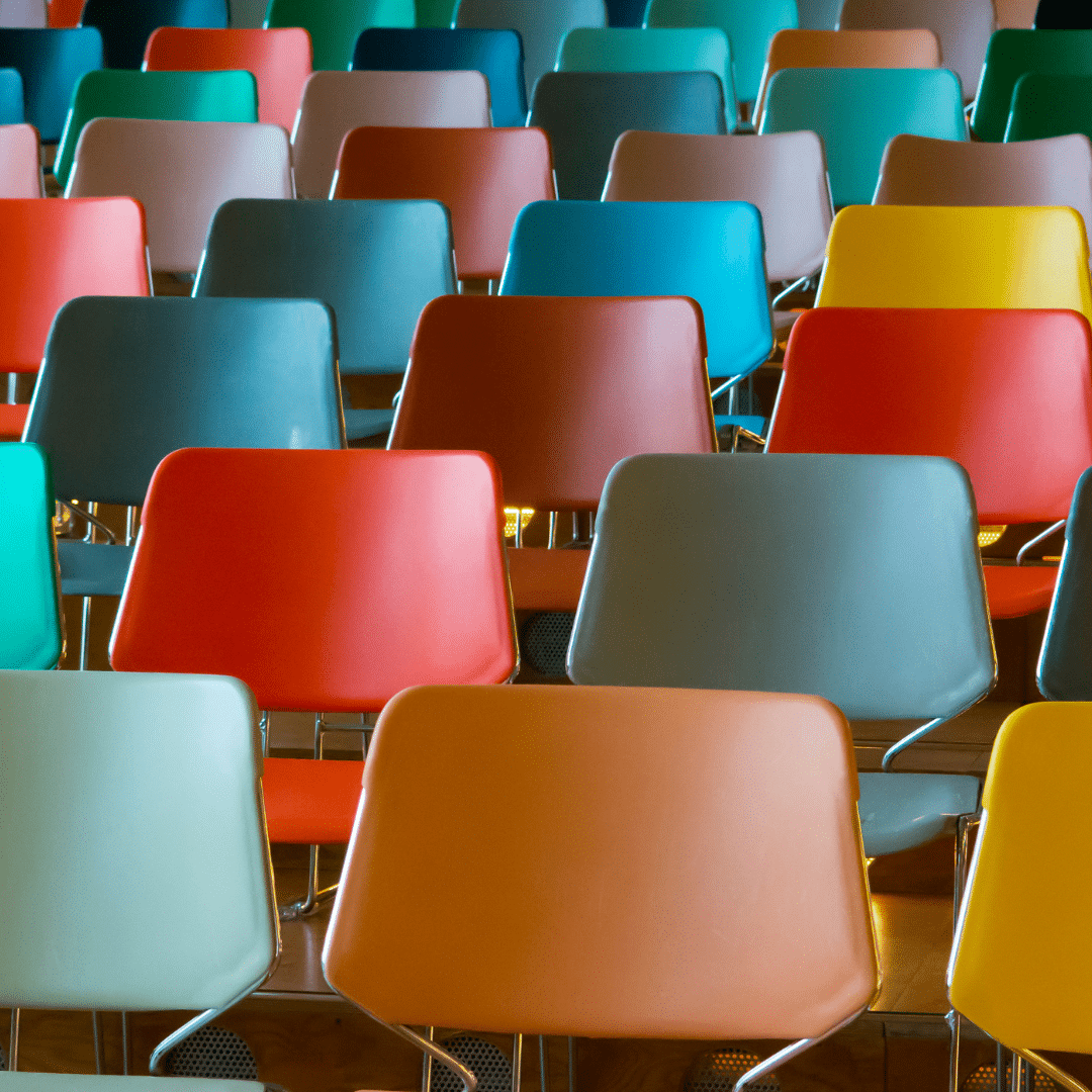 Bunte-Stuehle-stehen-nebeneinander.