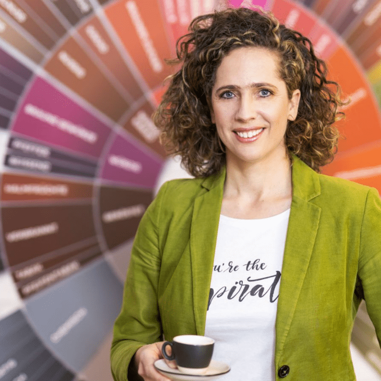 CEO Dr. Christina Meinl neben einer Kaffeemaschine der Julius Meinl Austria GmbH